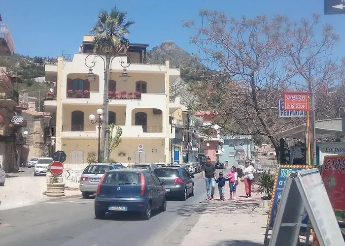 Lucia & Giovanni Giardini-Naxos
